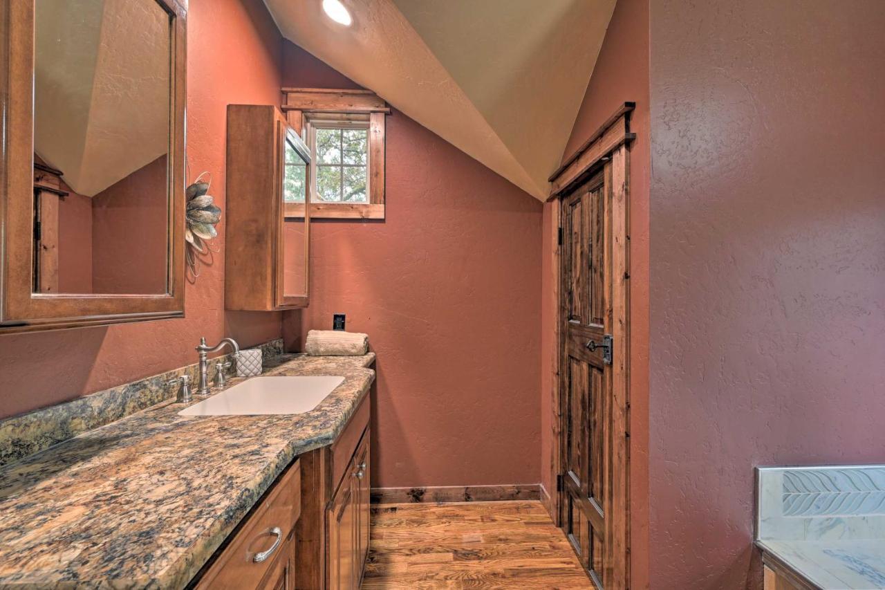 Tudor-Style Broken Bow Cottage With Hot Tub And Decks! Stephens Gap Exteriér fotografie